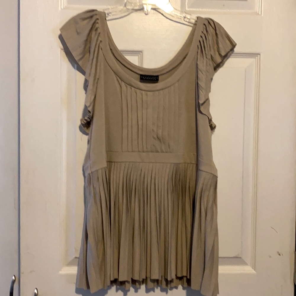 Pleasant top with pleating